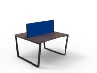 Czarne metalowe trapezowe nogi do kwadratowego stołu z ciemnym blatem i niebieską ścianką B100 B-Group