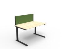 Czarne metalowe nogi w kształcie "C" do stołu z jasno drewnianym blatem i zieloną ścianką B30 B-Group