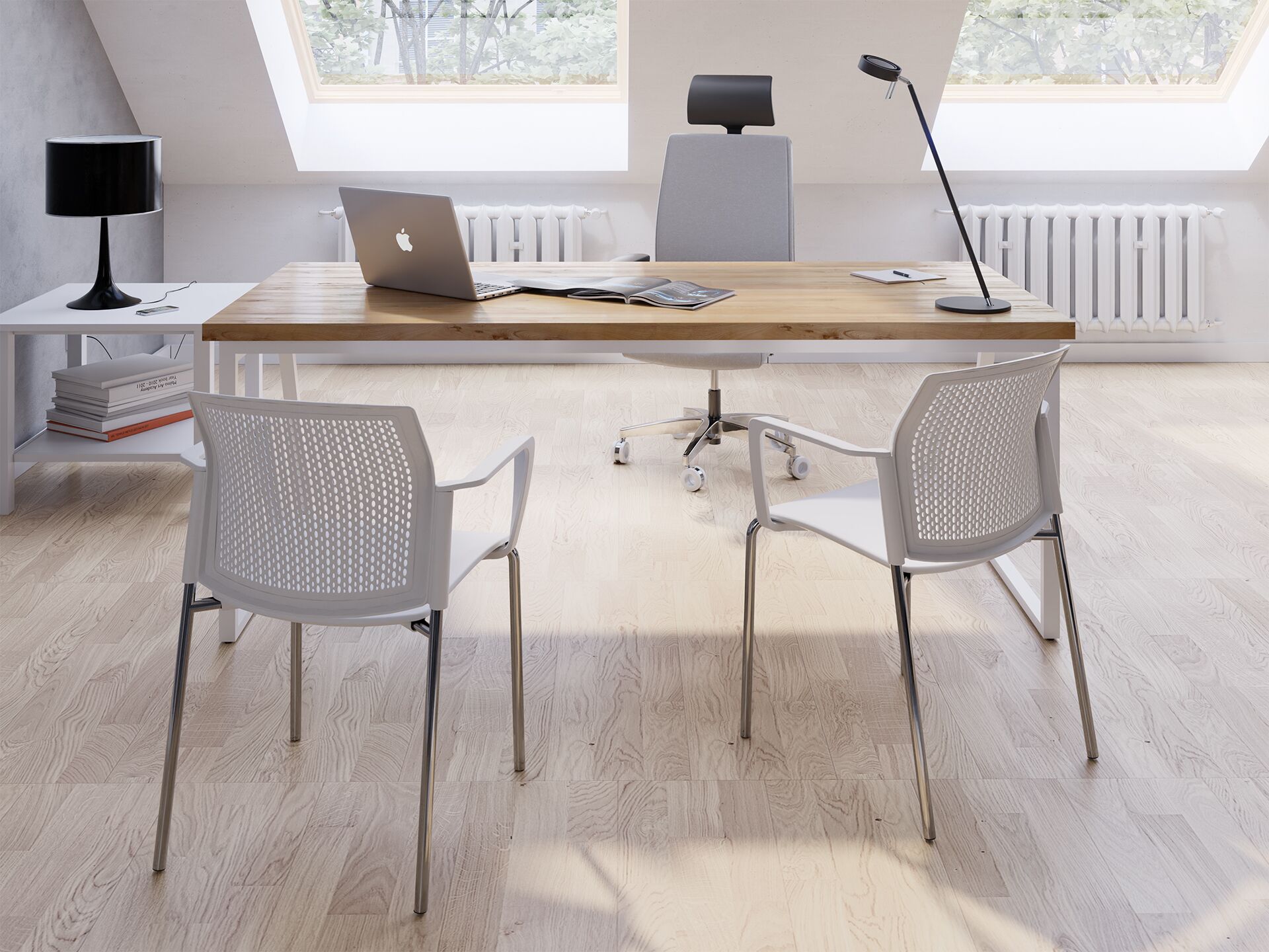 Fotel biurowy metalowy z białym siedziskiem stojący przy drewnianym biurku na którym jest laptop przed którym stoją dwa białe krzesła