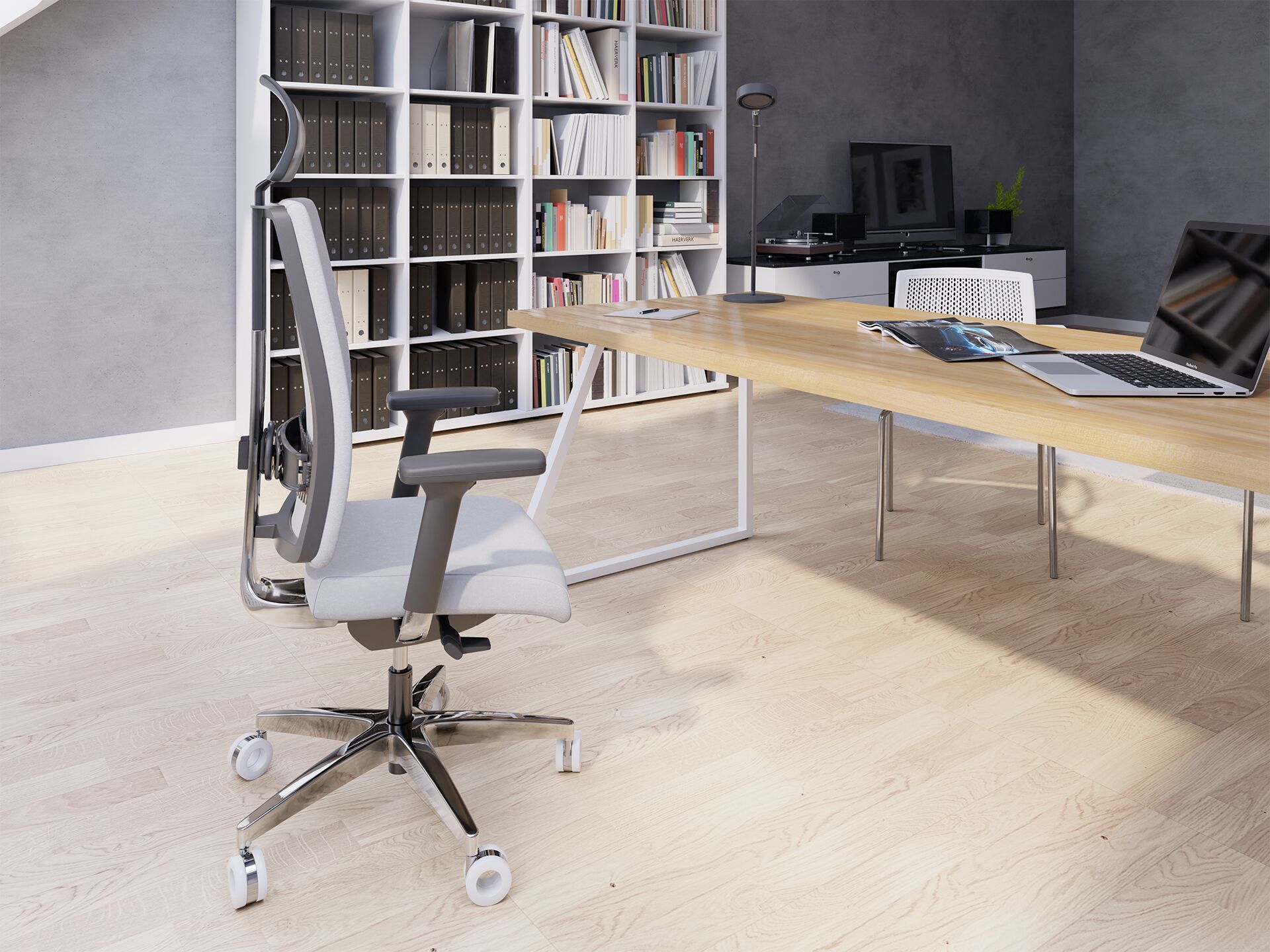 Fotel biurowy metalowy z białym siedziskiem stojący przy drewnianym biurku na którym jest laptop