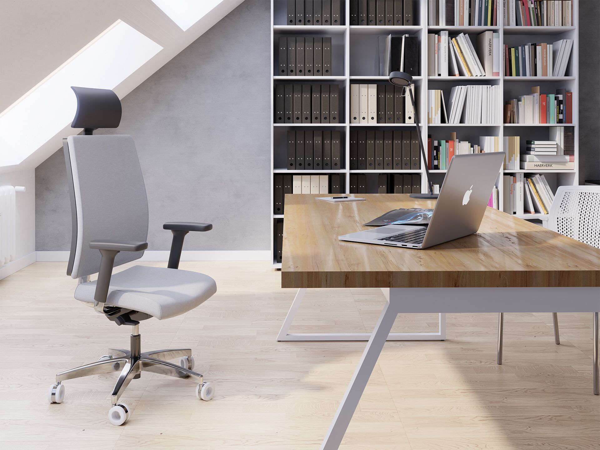 Fotel biurowy metalowy z białym siedziskiem stojący przy drewnianym biurku na którym jest laptop w tle widać biblioteczkę