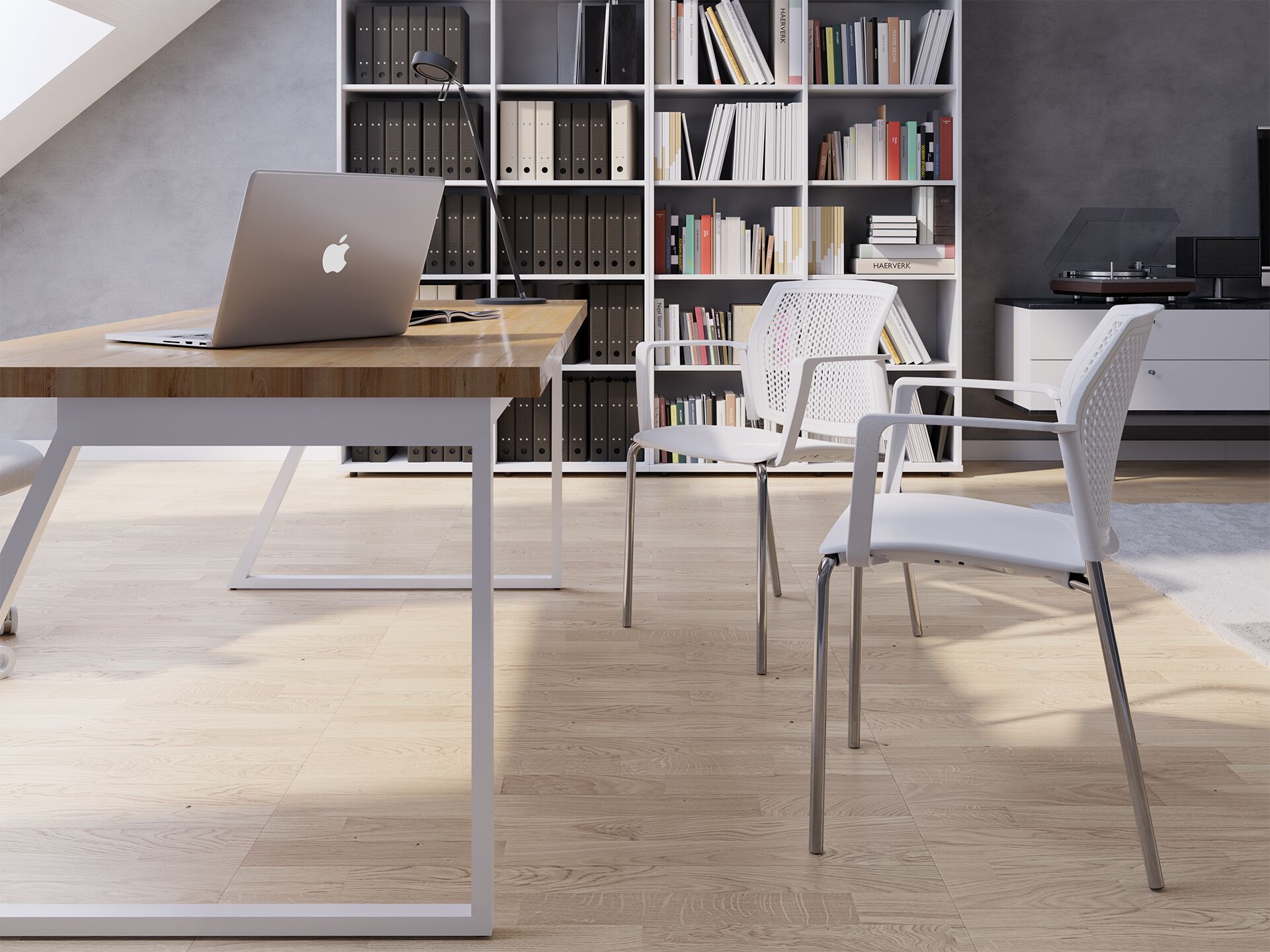 Dwa białe krzesła na drewnianej podłodze przy białym biurku na biurku na tle widać biblioteczkę