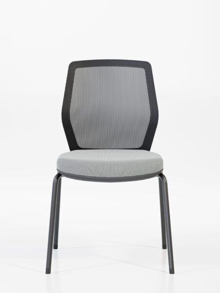 Krzesło biurowe z szarym siedziskiem, siatką na oparciu i czarnymi nogami START od przodu B-Group