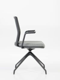 Krzesło biurowe z szarym siedziskiem, siatką na oparciu i czarną nogą START od boku B-Group