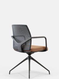Krzesło biurowe z brązowo pomarańczowym siedzeniem i czarną nogą Skill po skosie od tyłu B-Group