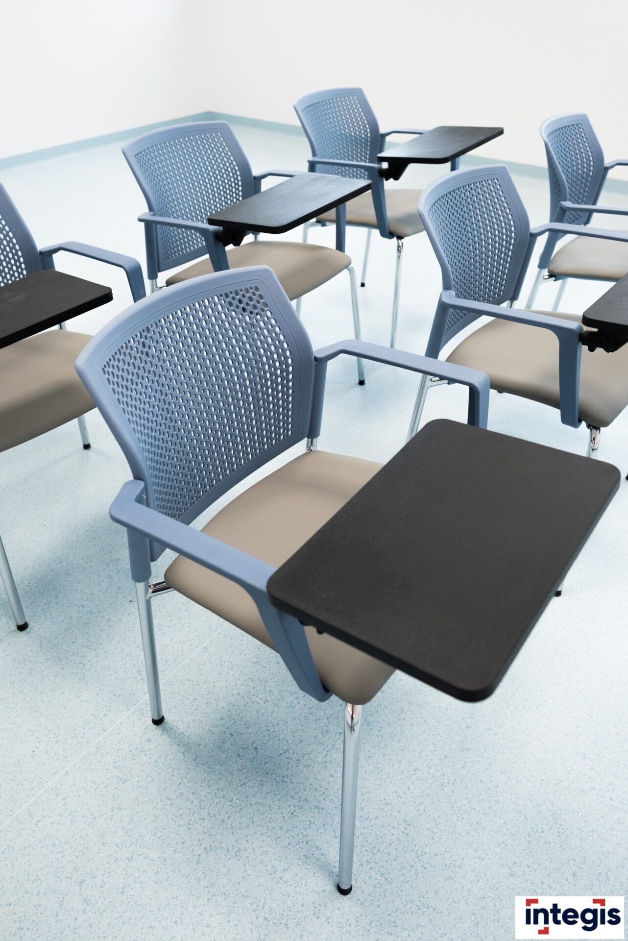 Jasne pomieszczenie z brudno niebieskimi krzesłami biurowymi 4job zdjęcie 1 B-Group