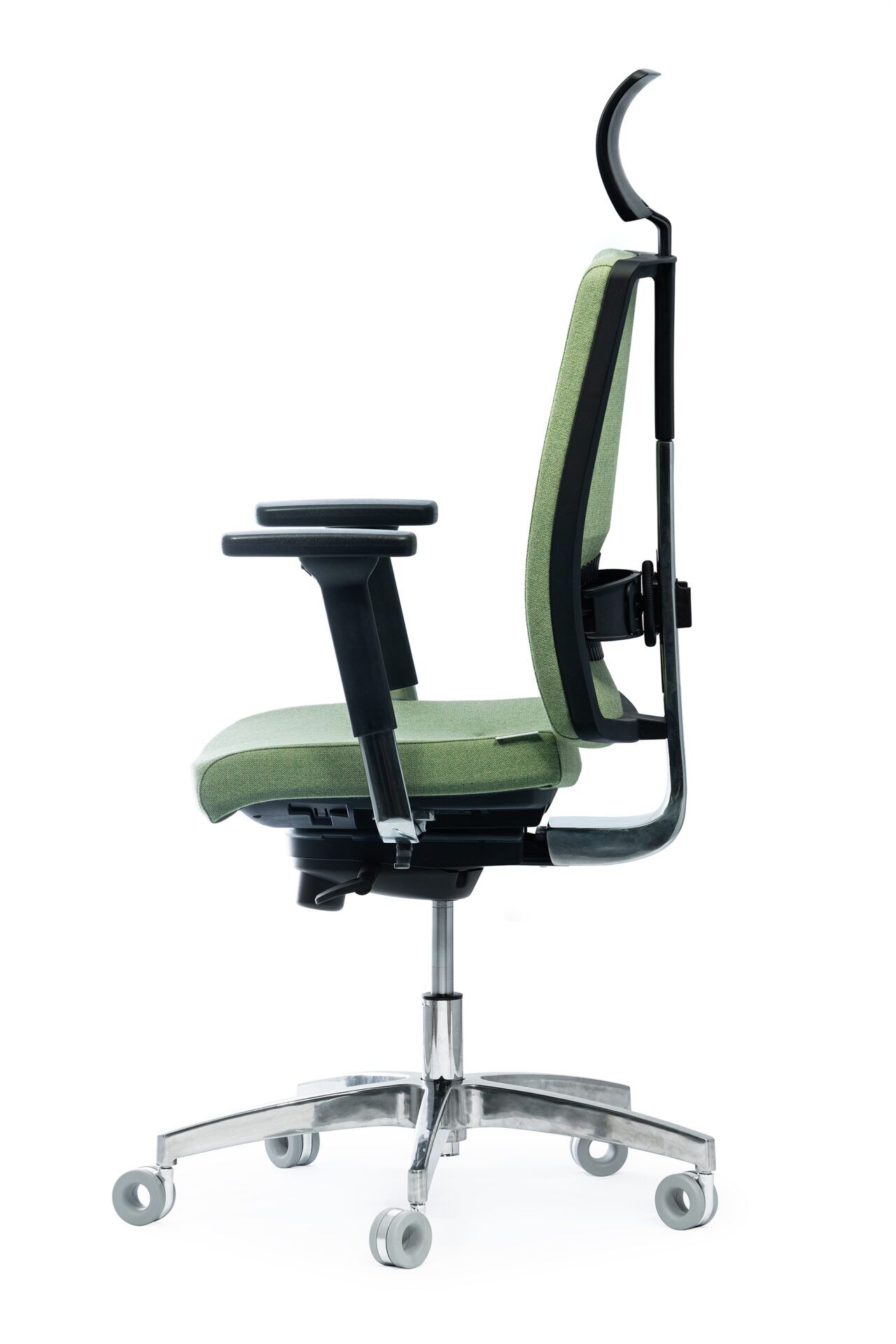 Zielony fotel biurowy z czarnym zagłówkiem i podpórkami na kółkach z profilu