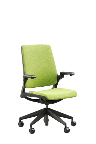 Czarny fotel biurowy z zielonym obiciem - widoczny po skosie od przodu