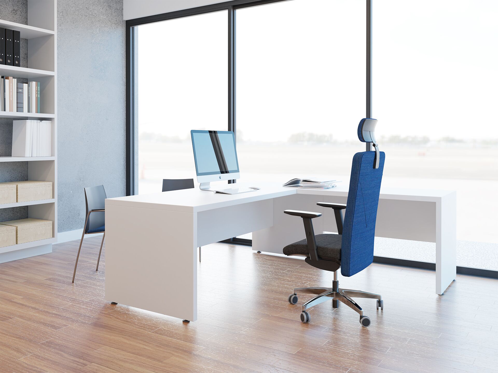 Pomieszczenie biurowe z fotelem biurowym foxtrot tango niebiesko czarnym oraz krzesłami biurowymi - widoczne od tyłu fotela