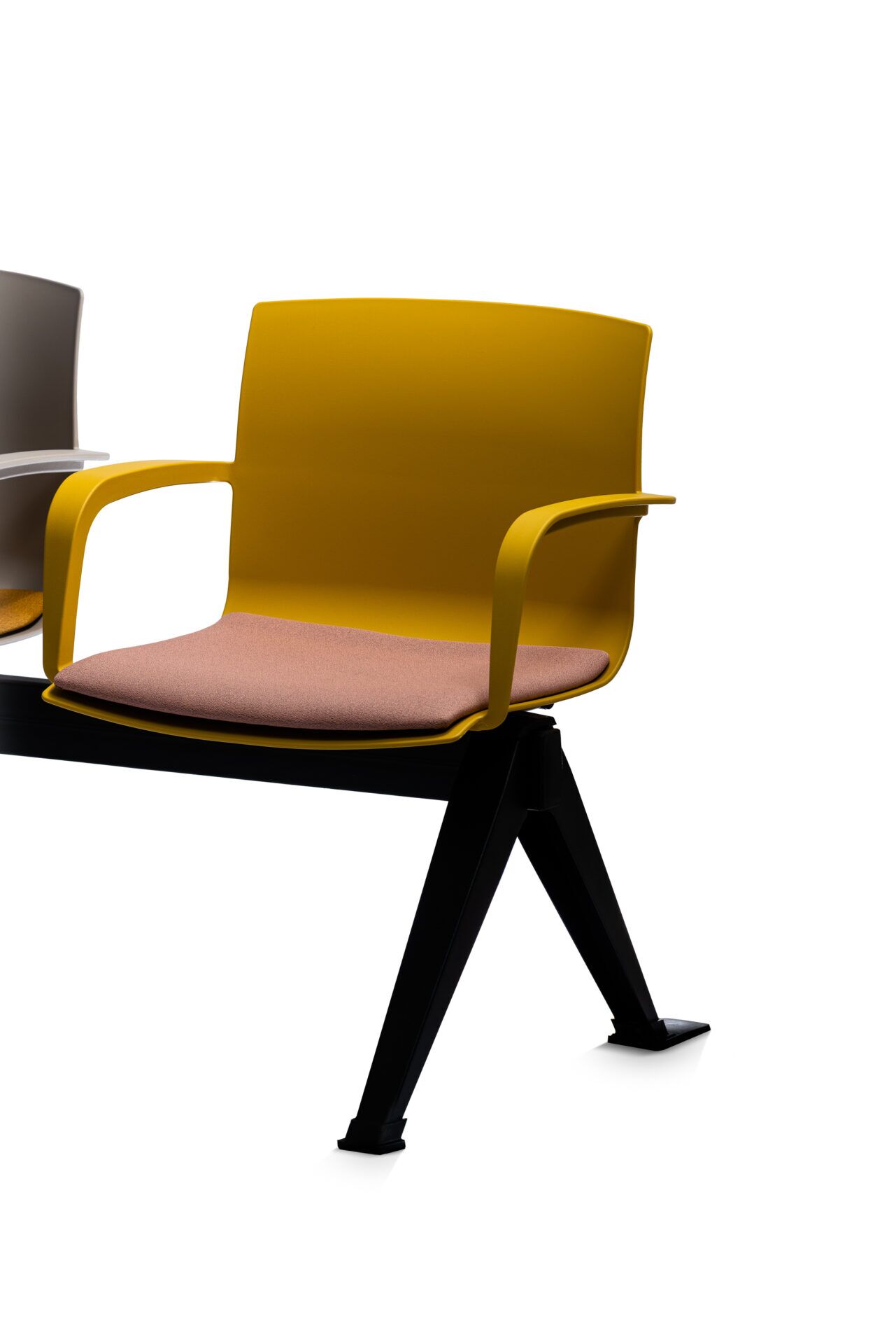 Kolorowe krzesła do poczekalni manila z czarnym stelażem detal żółte krzesło B-Group