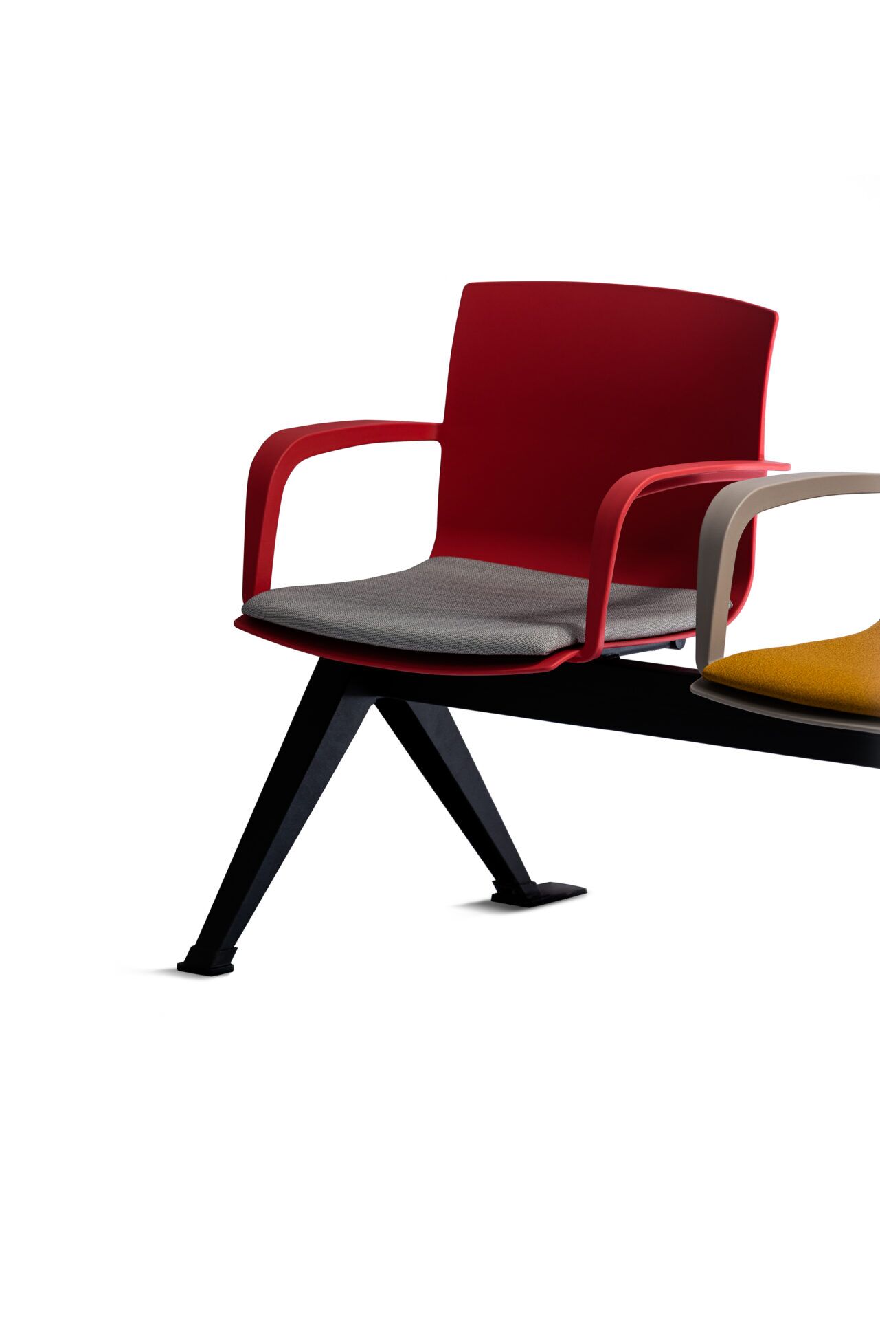 Kolorowe krzesła do poczekalni manila z czarnym stelażem detal czerwone krzesło B-Group