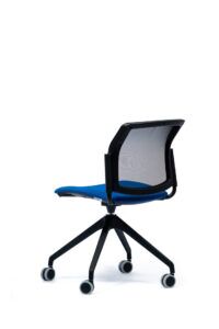 Czarny fotel biurowy z niebieskim siedzeniem po skosie od tyłu 4job BGroup