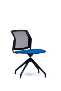 Czarny fotel biurowy z niebieskim siedzeniem po skosie od przodu 4job BGroup
