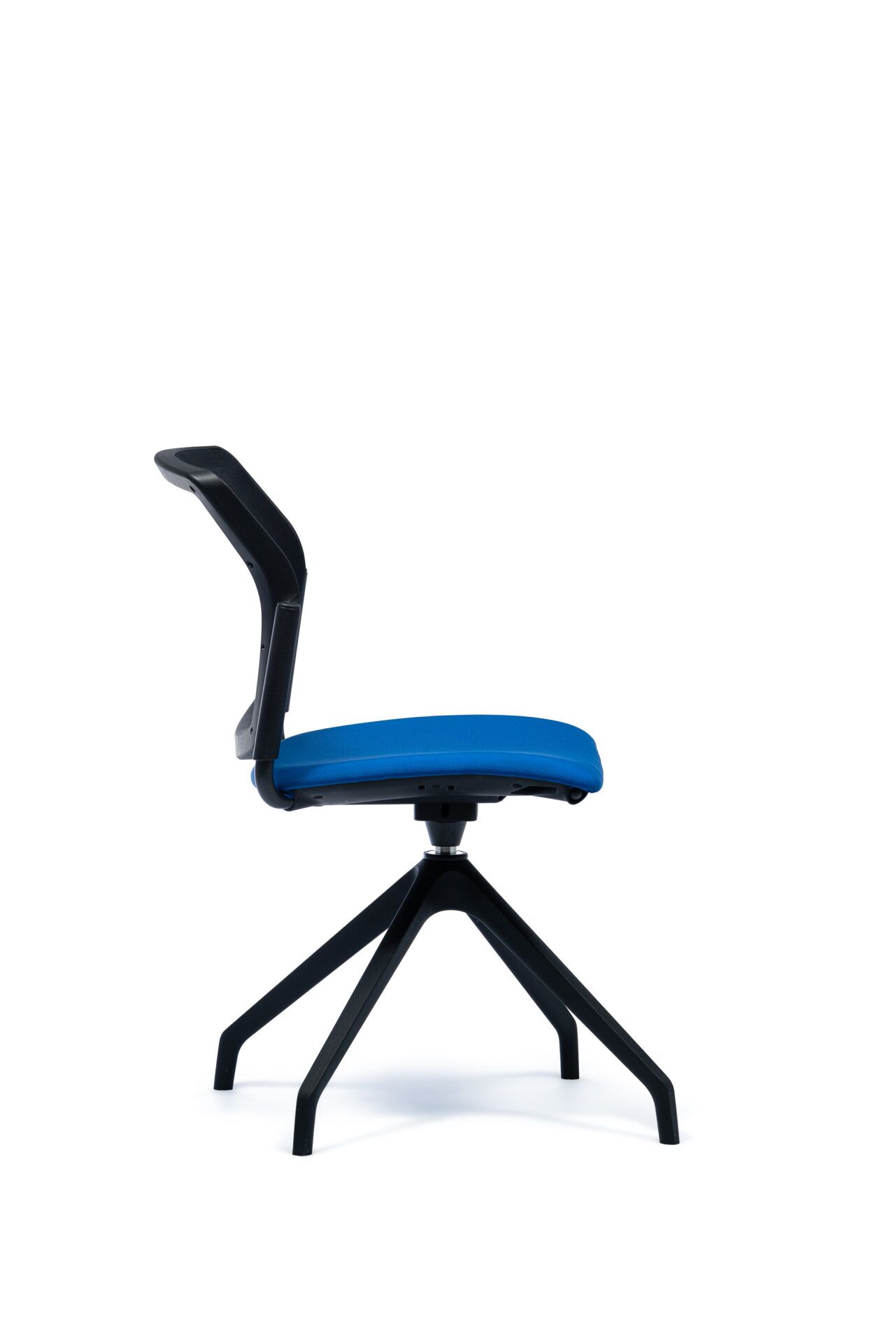 Czarny fotel biurowy z niebieskim siedzeniem od boku 4job BGroup