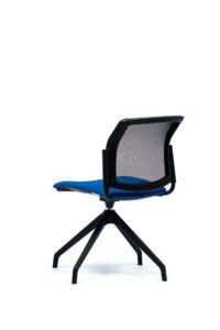 Czarny fotel biurowy z niebieskim siedzeniem po skosie od tyłu 4job BGroup