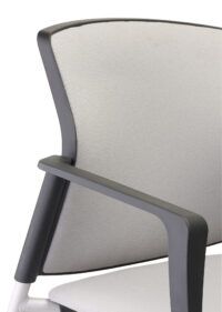 Jasnoszare krzesło biurowe detal 4job BGroup