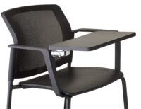 Czarne krzesło biurowe z podkładką po skosie od przodu lewej 4job BGroup