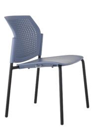 Błękitne krzesło biurowe po skosie od przodu 4job BGroup