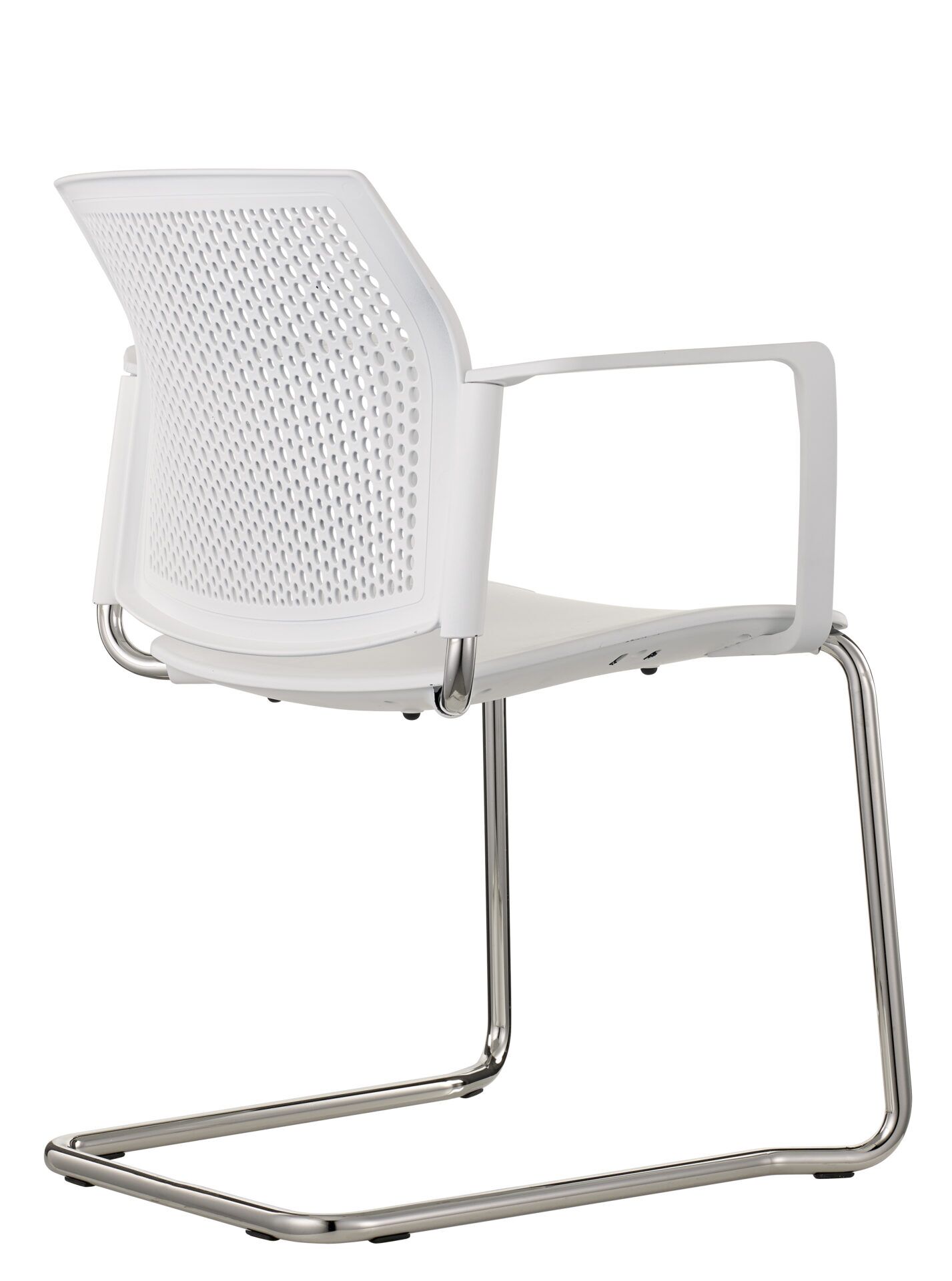 Białe krzesło biurowe po skosie od tyłu 4job BGroup