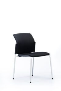 Czarne krzesło biurowe po skosie od przodu 4job B-Group