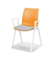Pomarańczowe krzesło biurowe z białymi nogami i poduszką po skosie od przodu coworker B-Group