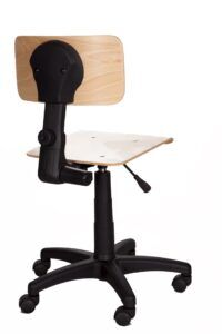 Drewniane krzesło laboratoryjne z regulacją po skosie od boku B-Group