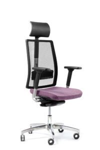 Czarny fotel biurowy z fioletowym siedziskiem - widoczne od przodu po skosie zdjęcie 2
