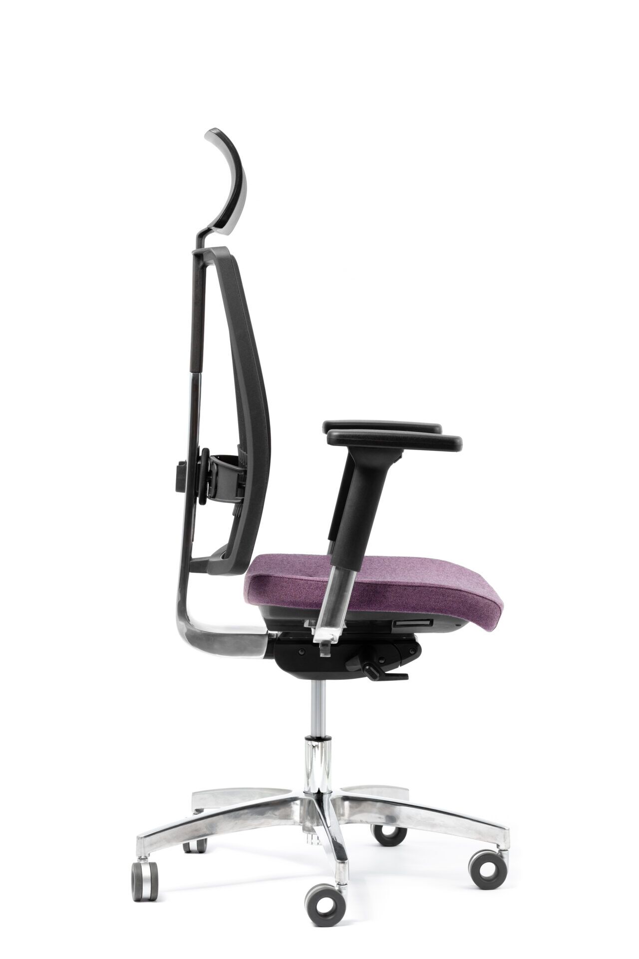 Czarny fotel biurowy z fioletowym siedziskiem - od boku zdjęcie 3