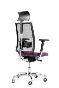 Czarny fotel biurowy z fioletowym siedziskiem - widoczne od tyłu po skosie zdjęcie 4