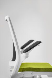 Detal białego fotela biurowego z zielonym siedzeniem od boku zdjęcie 10