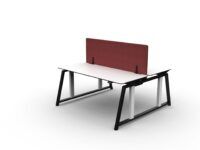 Czarny stół z czerwonym panelem akustycznym Beta po skosie od przodu B-Group