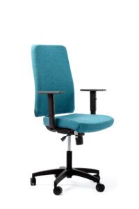 Niebieski fotel biurowy - widoczny po skosie od przodu zdjęcie 2