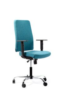 Niebieski fotel biurowy - widoczny po skosie od przodu zdjęcie 8