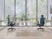 Biuro z dwoma niebieskimi krzesłami biurowymi quatro soft przy drewnianym biurku scena 2