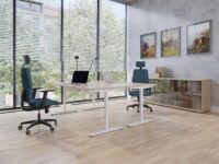 Biuro z dwoma niebieskimi krzesłami biurowymi quatro soft przy drewnianym biurku scena 4