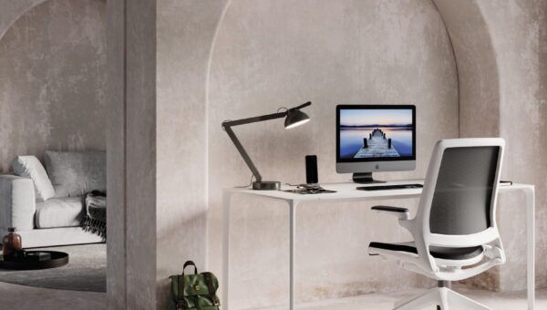Betonowe biuro w którym stoi biały fotel biurowy smart przy białym biurku scena 3