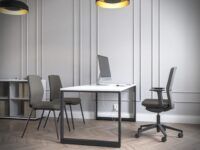 Jasne pomieszczenie biurowe z szarymi krzesłami biurowymi stojącymi przy białym stole scena 1
