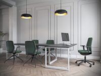 Jasne pomieszczenie biurowe z zielonymi krzesłami biurowymi scena 3