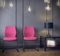 Ciemna sala z drewnianą podłogą i krzesłami biurowymi z różowym obiciem scena 4