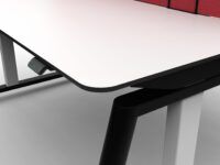 Biały stół z jasno czerwonymi ścianami zero G po skosie od przodu B-Group detal