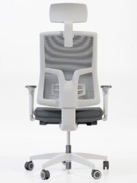 Biały fotel biurowy z szarym obiciem z zagłówkiem - od tyłu