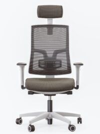 Biały fotel biurowy z brązowym obiciem z zagłówkiem - od przodu