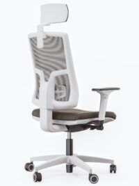 Biały fotel biurowy z brązowym obiciem z zagłówkiem - widoczny po skosie od tyłu