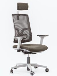 Biały fotel biurowy z brązowym obiciem z zagłówkiem - widoczne po skosie od przodu