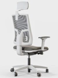 Biały fotel biurowy z brązowym obiciem z zagłówkiem - widoczne po skosie od tyłu